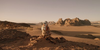 なぜ人々は“火星に取り残された男”を見捨てなかったのか　『オデッセイ』が描くアメリカ映画の精神